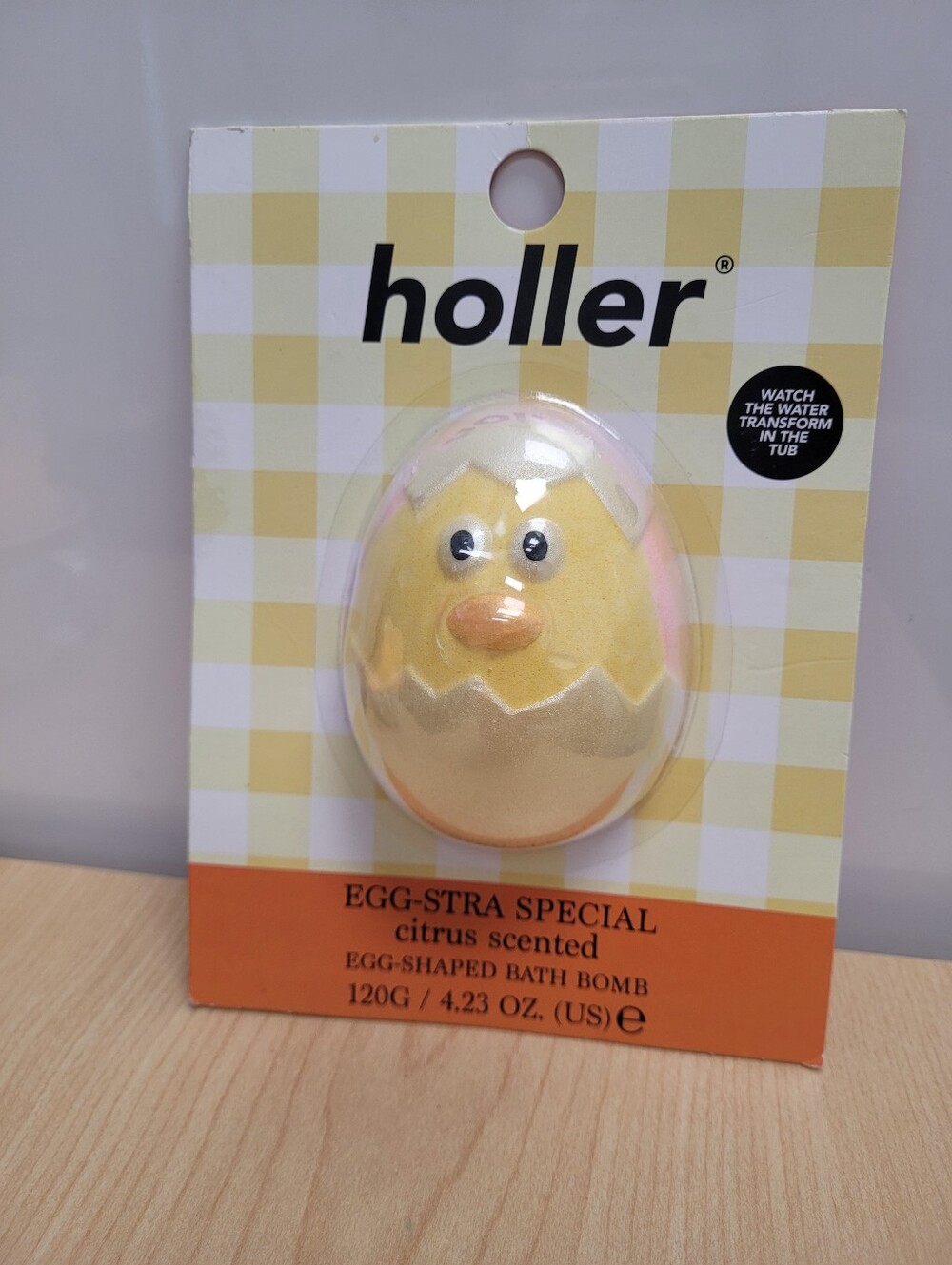 Holler Citrus-scented, egg-shaped bath bomb